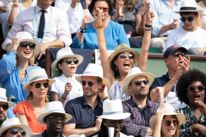 Julie Gayet, son fils, Woody Harrelson et son épouse Laura se réjouissent à Roland Garros le 9 juin 2018
