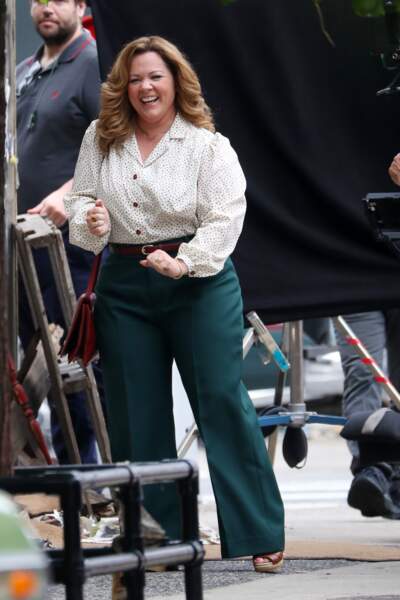 L'actrice Melissa McCarthy, radieuse avec son pantalon taille haute. 