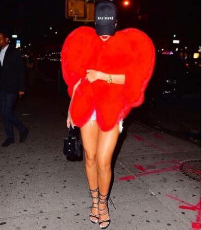 Emmitouflée par le coeur d'Yves Saint Laurent par Heidi Slimane, Rihanna a toujours de l'allure 