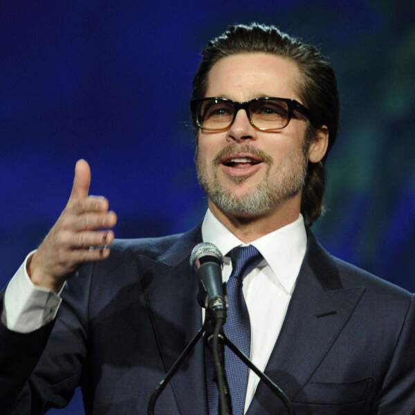 Brad Pitt brandit fièrement ses ongles vernis 