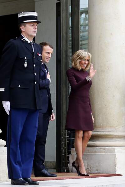 Brigitte Macron en robe pourpre et manchettes