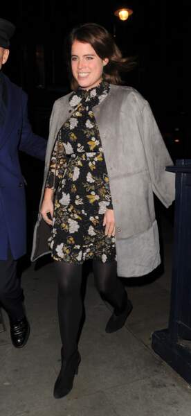 La princesse Eugenie d'York sort d'un restaurant dans une robe noire fleurie et veste dont on s'inspire chez Zara.