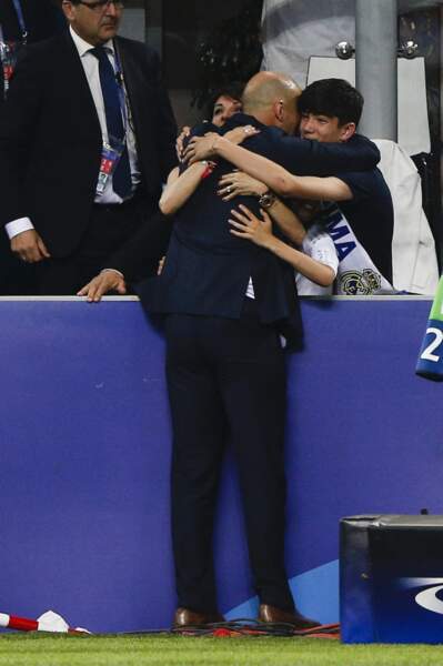 Zinédine Zidane dans les bras de sa femme et ses enfants : le Real Madrid remporte la ligue des champions le 28 mai