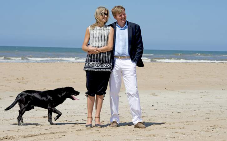 Le roi Willem-Alexander et sa femme Mamima posent sur la plage à Wassenaar, le 10 juillet 2015