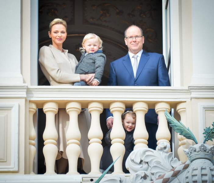 Charlène, Jacques, Albert et Gabriella, au balcon du palais princier, le 27 janvier 2017 à Monaco