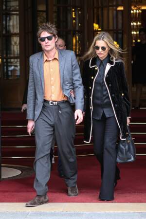 Kate Moss et son chéri Nikolai Von Bismarck sont à Paris pour assister à la Fashion Week.