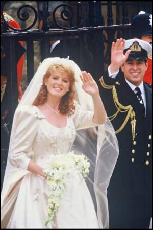 Sarah Ferguson (dans une robe de  Lindka Cierach) et le prince Andrew lors de leur mariage le 21 juillet 1986 