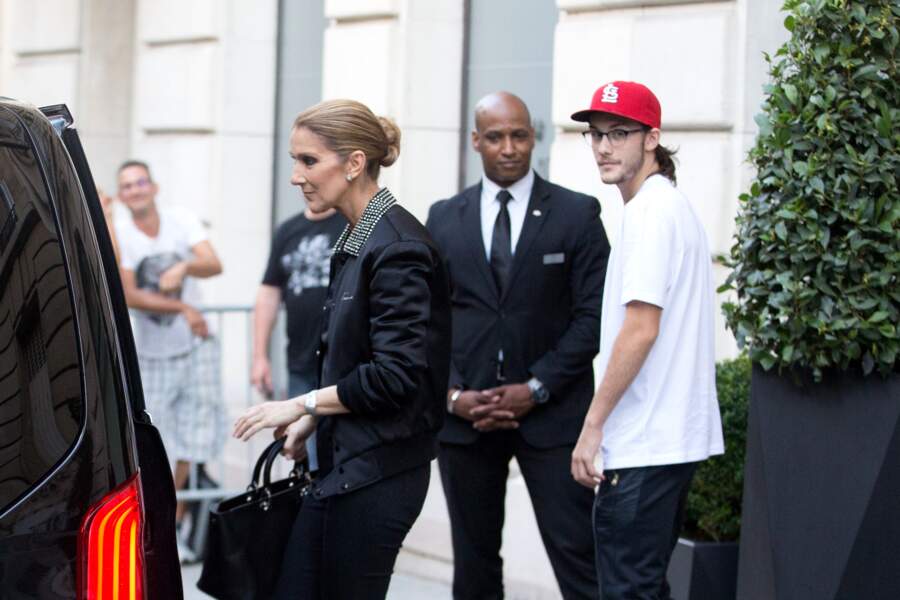 Céline Dion et son fils René-Charles Angélil sortent de l'hôtel Royal Monceau à Paris le 7 juillet 2017