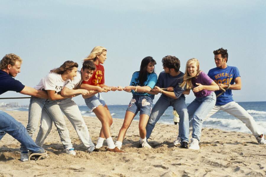 Luke Perry en 1991 avec ses partenaires dans la série "Beverly Hills", 90210