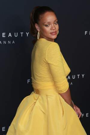 Top et jupe jaune à longue traine, créoles jaune, Rihanna a mis la couleur à l'honneur
