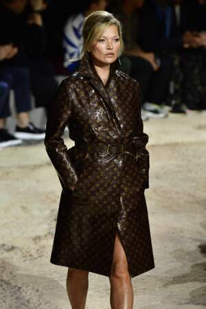 Kate Moss défile pour Louis Vuitton Hommes Automne-Hiver 2018 à Paris le 18 janvier 2018.