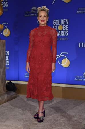 Sharon Stone : une robe rouge et des cheveux courts coiffés en brosse