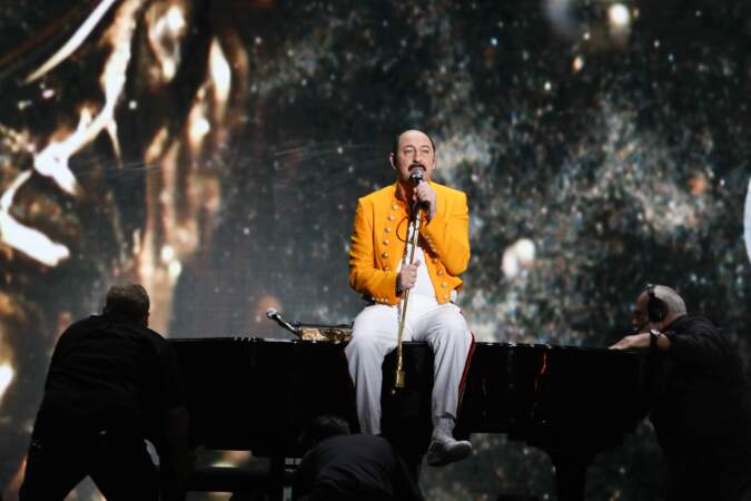 La 44e cérémonie des César débute en trombe avec Kad Mérad grimé en Freddie Mercury.