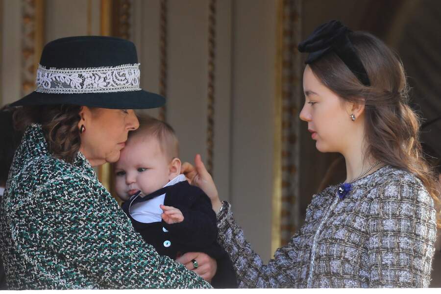 La princesse Caroline de Hanovre gaga de son petit-fils Maximilian lors de la fête nationale monégasque. 