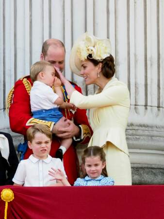 Le prince Louis suce son pouce au balcon de Buckingham