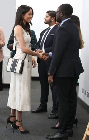 Meghan Markle (en robe à rayures Altuzarra) avec le Prince Harry à Londres le 18 avril 2018