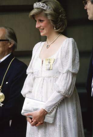 Lady Diana, enceinte d'Harry, lors d'une soirée à la Royal Academy de Londres, le 14 mai 1984.