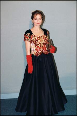 Isabelle Huppert, en robe à corset rouge et or, reçoit le César pour "La Cérémonie" en 1996