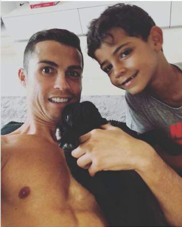 Cristiano Ronaldo nous présente son petit chiot