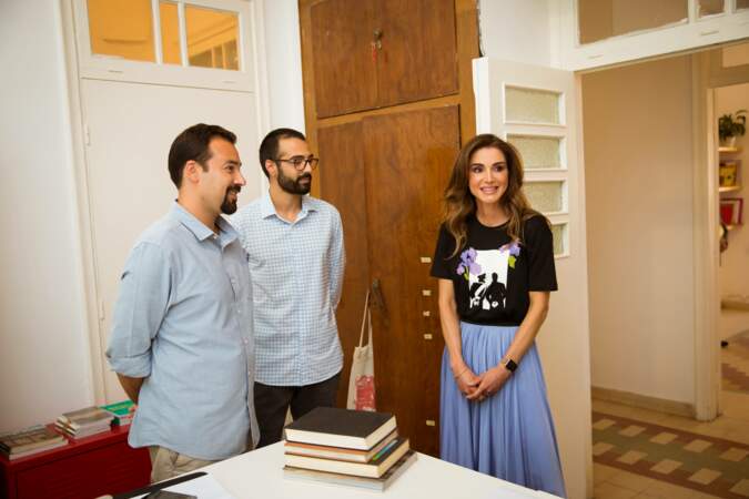 Pour l'occasion, Rania de Jordanie portait une jupe bleue plissée mixée à un t-shirt noir imprimé