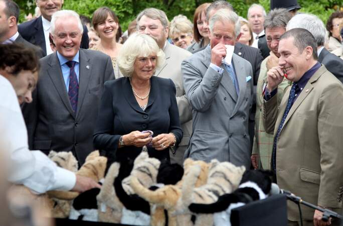 Camilla et le prince Charles, pris d'un fou rire lors d'une garden party à Clarence House le 10 septembre 2010