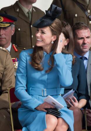 6 juin 2014: Pour les commémorations du 70e anniversaire du débarquement, Princesse Kate adopte un Lock & Co
