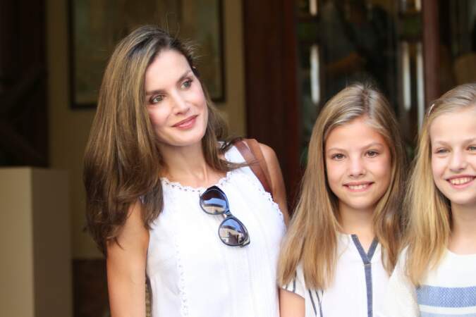 Letizia d'Espagne, princesse Leonor et princesse Sofia tout sourire lors de leur sortie en famille