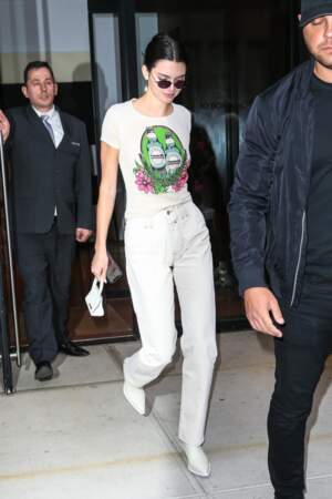 Le total blanc : Kendall Jenner le signe cet été, soit à la ville, entre bottines, jeans et top imprimé...