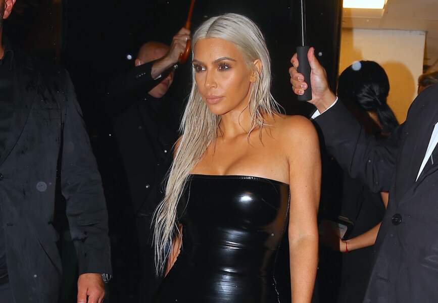 Kim Kardashian cheveux très longs blonds/gris et wet au défilé Tom Ford