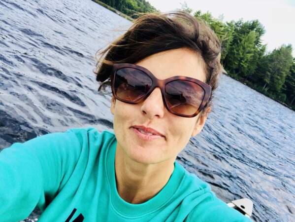 Faustine Bollaert fait un tour en canoë, pendant ses vacances en famille au Canada