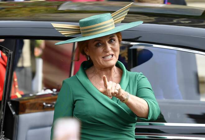 Sarah Ferguson, duchesse dYork, électrique en vert vif et touches dorées pour le mariage de sa fille Eugénie.