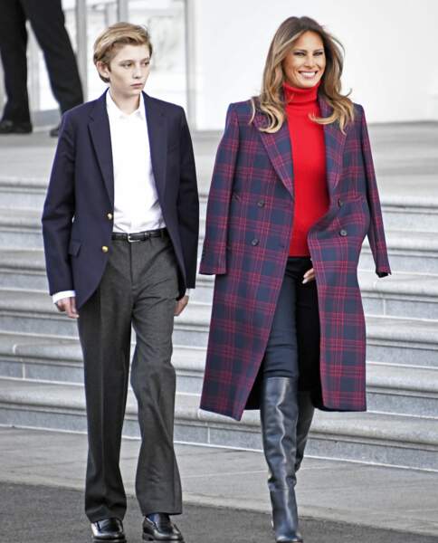 Melania Trump, en manteau à carreaux Calvin Klein, avec son fils Barron à Washington, le 20 novembre 2017
