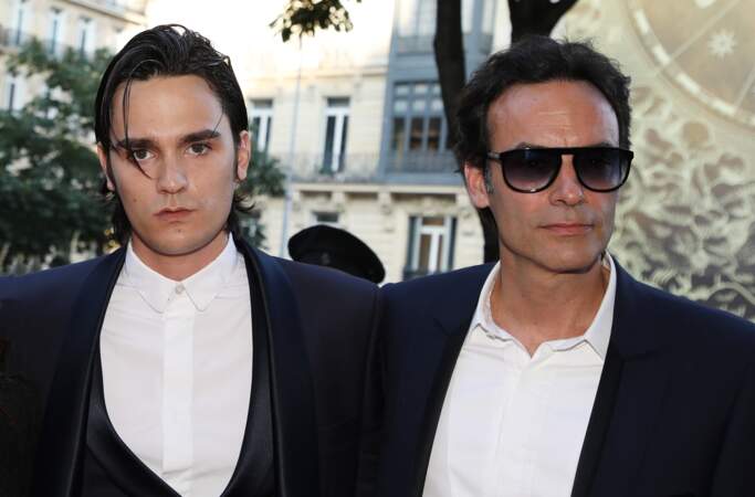 Anthony Delon avec son frère Alain-Fabien Delon en costume bleu marine et chemise blanche