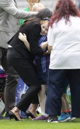 Meghan Markle fait un tendre câlin à un enfant lors de son voyage officiel avec le prince Harry à Dublin