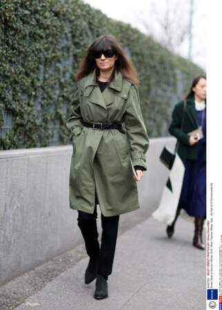 Adepte du détournement, la rédactrice en chef du Vogue Paris sait aussi porter un trench kaki, très militaire.
