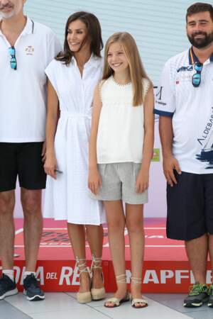 letizia d'Espagne et sa fille cadette Sofia, portent le même style d'espadrilles