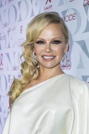 Le smoky charbonneux, le geste beauté de Pamela Anderson. 