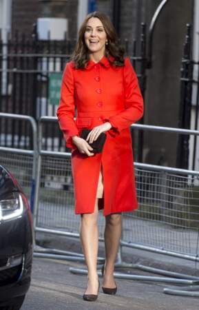 Kate Middleton en manteau mandarine Boden, au Great Ormond Street Hospital à Londres, le 17 janvier 2018