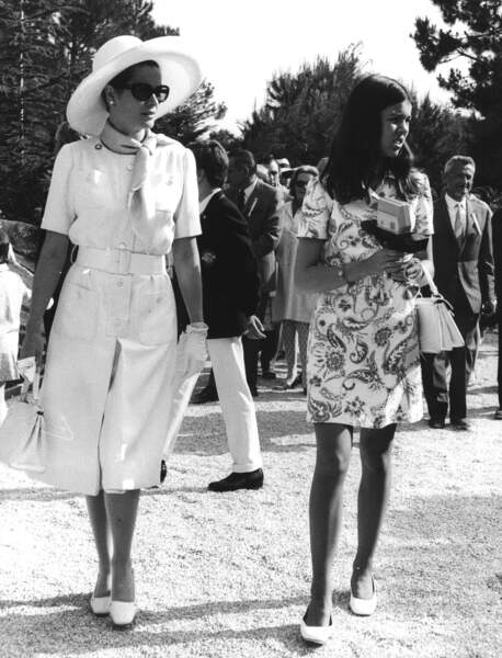 1970 : la princesse Grace de Monaco très classe tout en blanc ici avec sa fille la princesse Caroline de Monaco