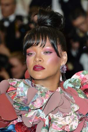 Rihanna joue sur les fards rosés sur les yeux comme les pommettes