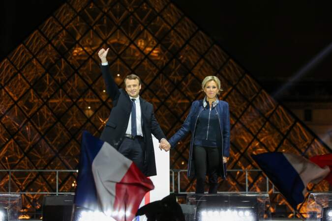 les cheveux relevés en chignon ultra chic de Brigitte Macron