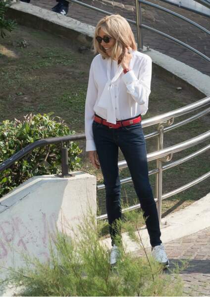 Brigitte Macron stylée en jean estimé à 993 €, blouse blanche 1313 € = un look à 2940 € dimanche 25 août 2019