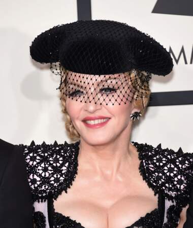 Madonna, coiffée d'un chapeau de torero agrémenté d'une voilette, au Grammy Awards en 2015