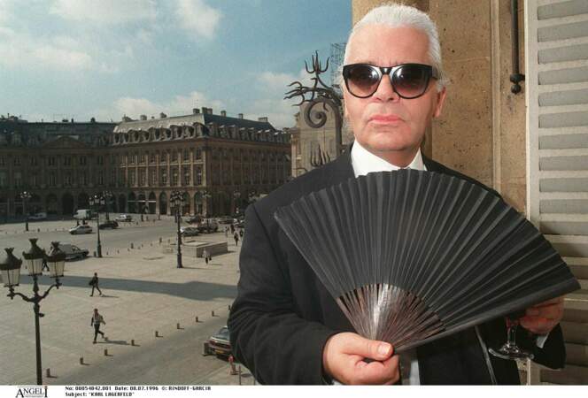 Karl Lagerfeld et son éventail, son accessoire fétiche, lors du défilé Chanel à l'hôtel Ritz en 1996