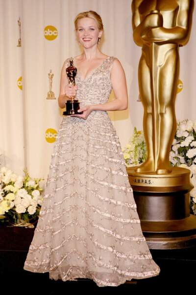 Reese Witherspon, porte une création Christian Dior vintage de 1955 lors de la cérémonie des Oscars en 2006