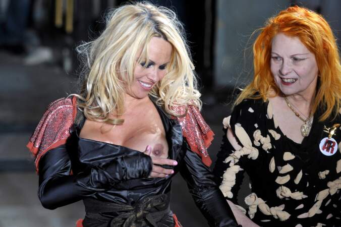 Pamela Anderson dévoile son sein au défilé Vivienne Westwood à Paris en 2009