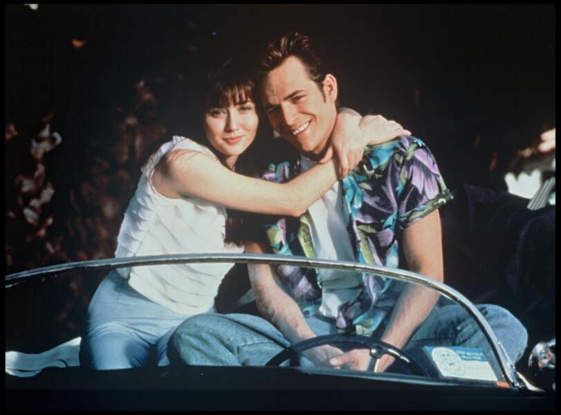 Shannen Doherty et Luke Perry dans la série "Beverly Hills" en 1990