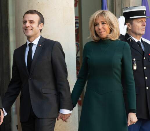 Brigitte Macron souriante à l'Elysée et main dans la main avec son mari Emmanuel Macron