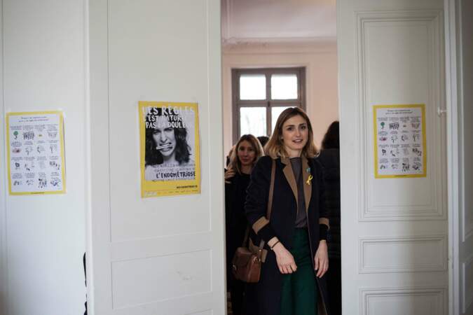 Julie Gayet à Paris s'apprête à descendre dans la rue pour manifester