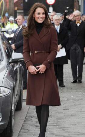 Kate Middleton dans une tenue similaire, un manteau Hobbs, en décembre 2016 